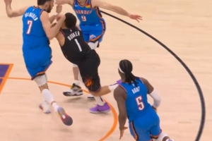 血亏！切特防守被布克击中面部 裁判回看后吹切特防守犯规