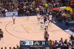 丝滑！约基奇接球顺势转身 力压防守打成2+1率队扩大优势