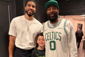 塔图姆父亲晒与儿子&孙子三代同框照 3人年龄分别是47岁/28岁/8岁