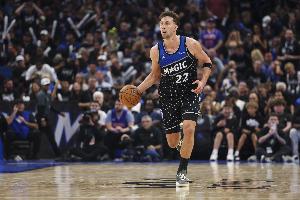 日耳曼战车！小瓦格纳半场12中7砍17分4板2助4断0失误 正负值+13