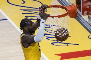 打得最好的湖人球员下班了！艾顿12中9高效砍下19分10板1帽遭驱逐