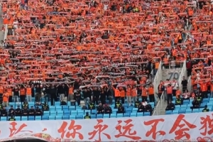 记者晒泰山队球迷视频：如此震撼的客场围巾墙，如此糟糕的结果