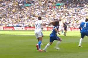 利马曾扯头发染红！前裁判：勒温对库库的接触更短，未达红牌程度