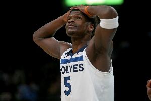 Shams：华子左膝将接受检查 他一直带着右侧跑步膝的伤势坚持出战