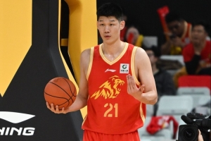 胡金秋：想卫冕总冠军 盼打到父子同台 和儿子一同站在CBA赛场上