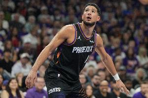 拉完了！布克上半场3中0仅得2分 出现5次失误&正负值-14