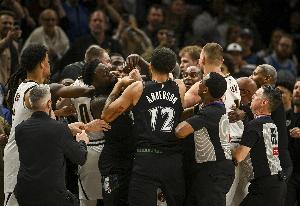 无人被禁赛！官方：约基奇&兰德尔因参与场上冲突分别被罚5W和3W5