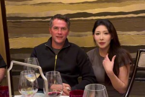 欧文和退役女足马德李一起吃饭，怎么俩人靠得这么近啊！