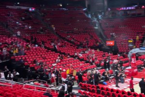 笑死！马刺战开拓者赛前，凯尔登·约翰逊扛着个什么东西就进来了