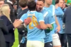 关系真不错！胡桑诺夫和多纳鲁马高兴时总是喜欢拍打对方