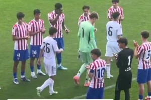 皇马青年队夺得欧青联冠军后，马竞青年队球员列队致敬