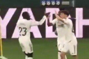 实拍：姆巴佩在维尼修斯进球后没有庆祝没有欢呼，淡定击掌~