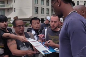 看的出来很急！亚历山大场外为粉丝签名奋笔疾书！