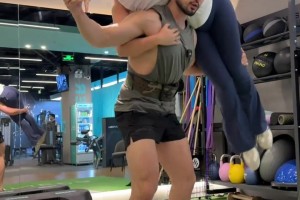 张曼源和老公玩男友力大挑战！源哥这体重够老公喝一壶啊