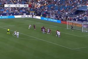 宝刀不老！罗伊斯任意球圆月弯刀直钻死角，门将原地目送！