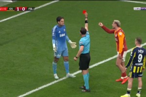 情绪失控！两次抗议判罚染黄！土超德比埃德松两黄变一红被罚下！