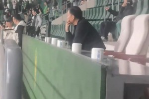 怒其不争！工体实拍：基莱斯锁定胜局后，国安球迷提前离场