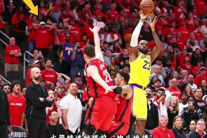 詹姆斯如果单核带队淘汰火箭，那他到底能不能进入Goat的讨论？