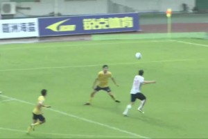 球员自己都乐了！中冠赛场上演山寨版“上帝之手”