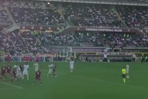 泰山压顶！现场视角再看迪马尔科助攻比塞克头球破门