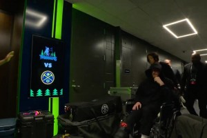 遭遇跟腱撕裂迪文坐轮椅离开球馆！受伤部位已穿上保护靴！