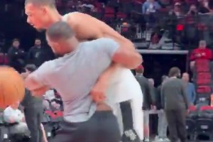 杜兰特心情如何？名记：阿门不清楚KD现在如何！独自恢复？