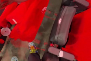 太真实了湖蜜现场观战，把火箭送的T恤直接丢地上了~